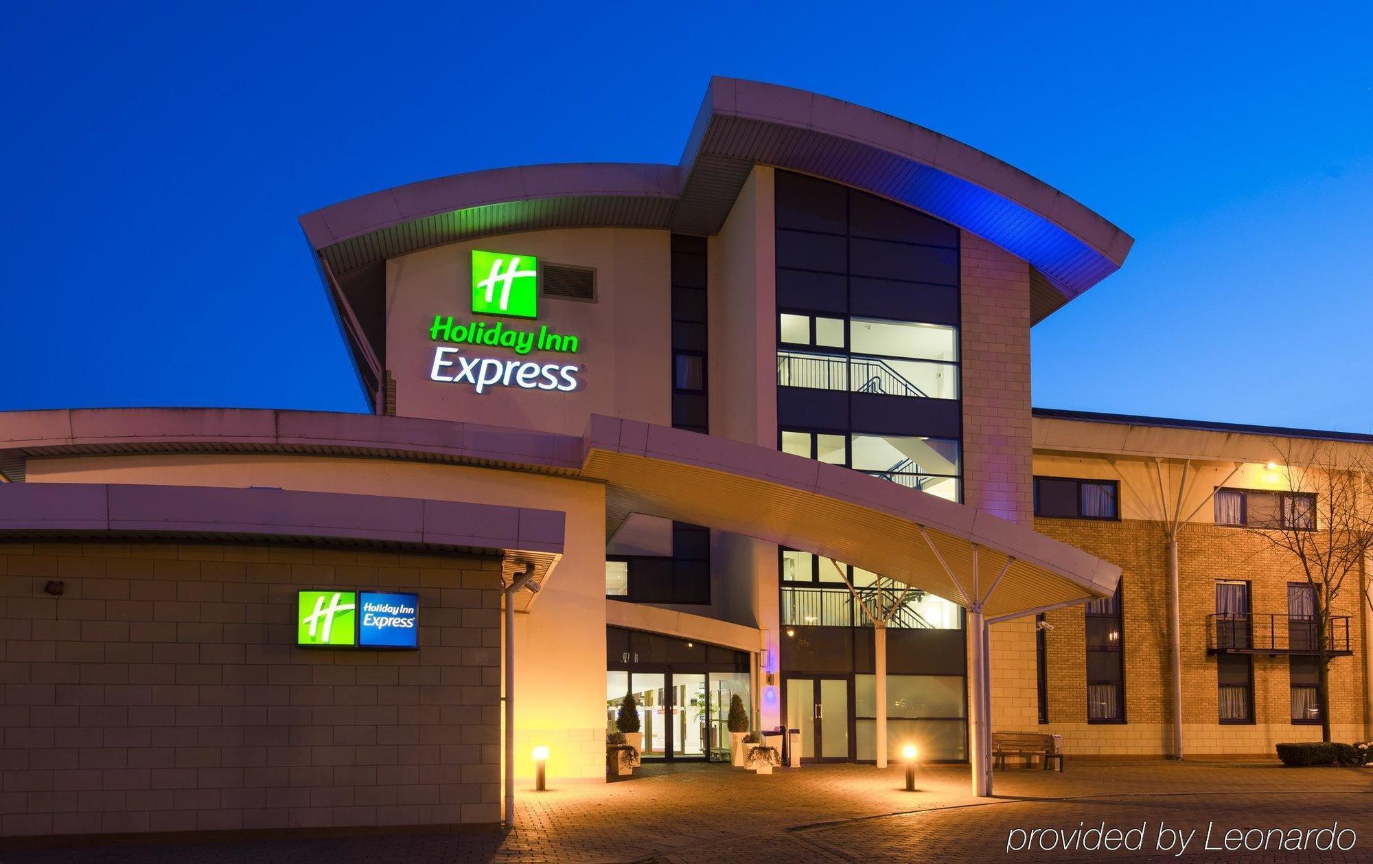 Holiday Inn Express Northampton - South, An Ihg Hotel Exteriör bild